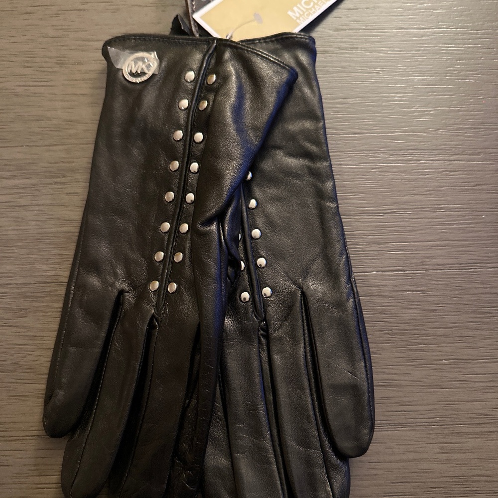 NWT Michael Kors Women's Astor Studded Leather Tech Gloves in Black Size MEDIUM